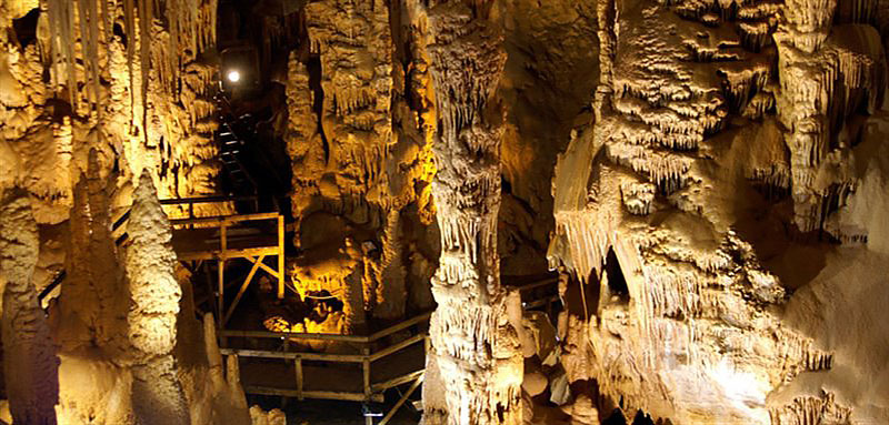 غار سیر طلایینی از دیدنی های کوش آداسی