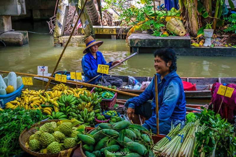 غذاهای ارزان در بازار شناور تالینگ چان بانکوک