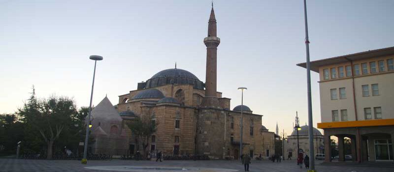 مسجد جامع شرف الدین قونیه با یک گنبد و نیم گنبد