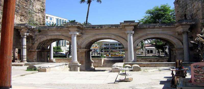 دروازه هادریان یا سه قوس در آنتالیا بنایی  باستانی – تاریخی