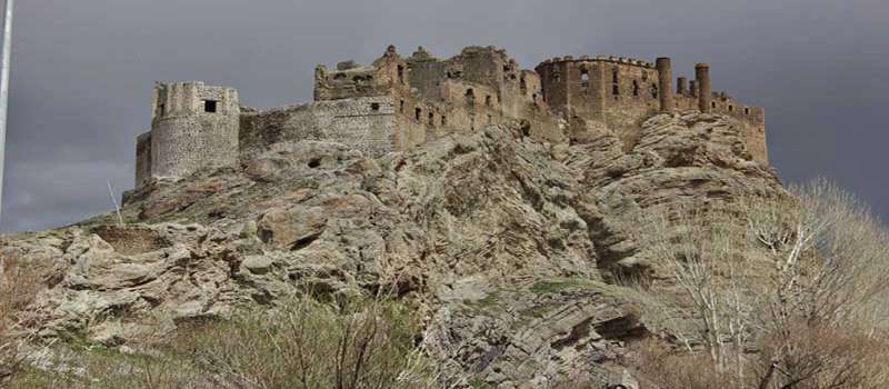 قلعه هوشاپ وان ترکیه با کتیبه ای به زبان فارسی